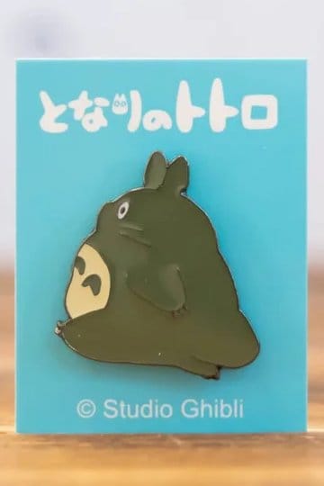 Značka s iglom mog susjeda Totoroa. Veliki Totoro hoda