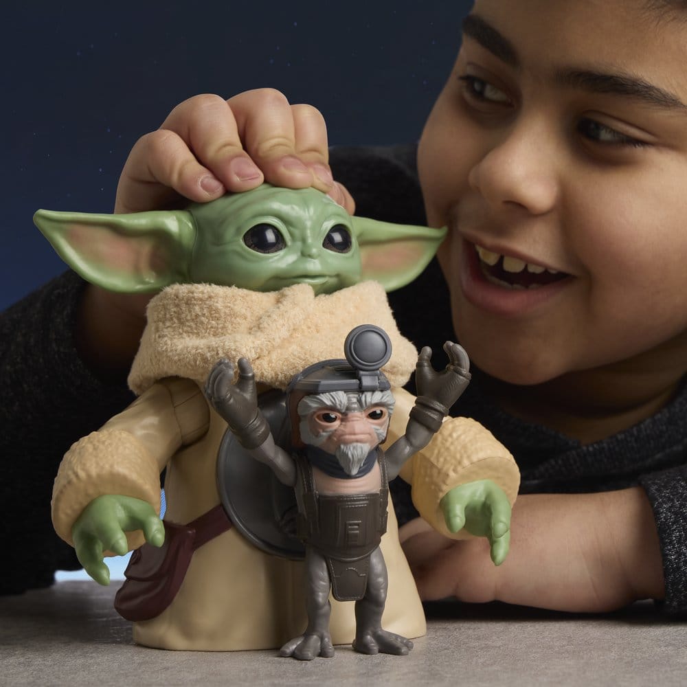 Star Wars: The Mandalorian e Grogu Action Figure elettroniche Huggin' Grogu e Anzellan 17 cm