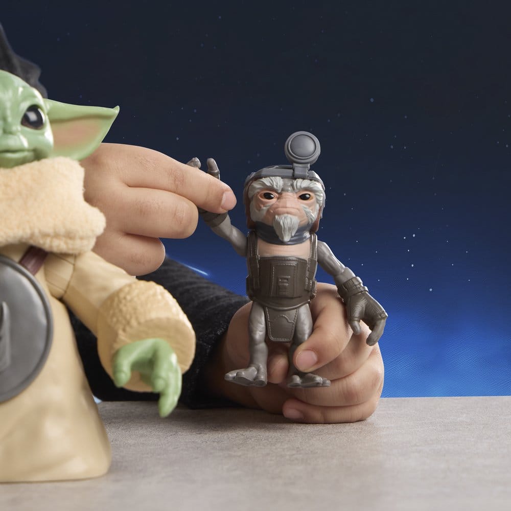 Star Wars: The Mandalorian e Grogu Action Figure elettroniche Huggin' Grogu e Anzellan 17 cm