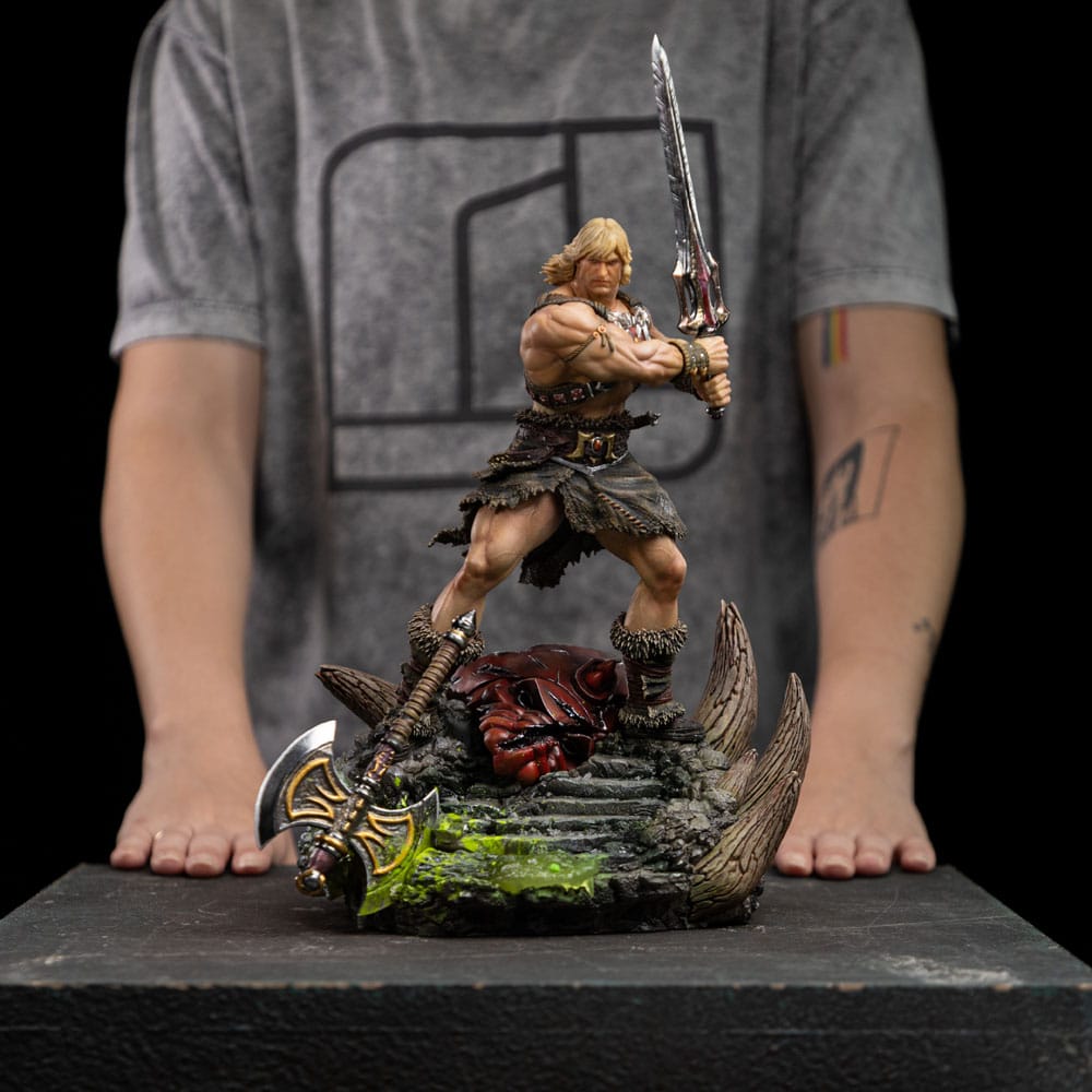 Evrenin Ustaları Deluxe Sanat Ölçeği Heykeli 1/10 He-Man Unleashed 34 cm