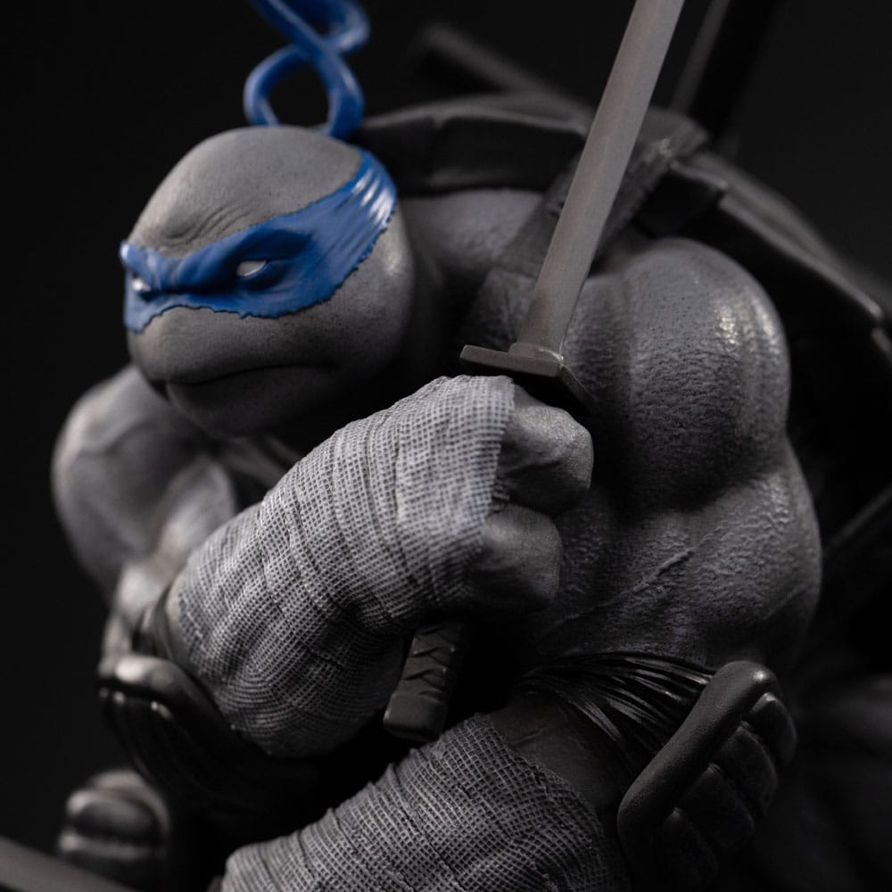 Estatua a escala artística de las Tortugas Ninja Mutantes Adolescentes 1/10 Leonardo Variante en blanco y negro 26 cm heo exclusivo