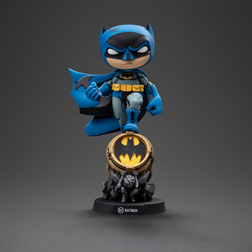 Batman Mini Co. Figura in PVC Batman su Bat-segnale (variante blu) 15 cm