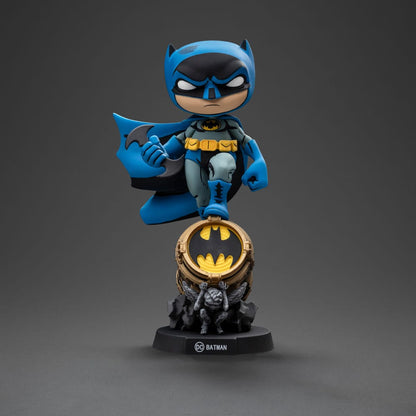 Batman Mini Co. Figura in PVC Batman su Bat-segnale (variante blu) 15 cm