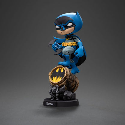 Batman Mini Co. Figura in PVC Batman su Bat-segnale (variante blu) 15 cm