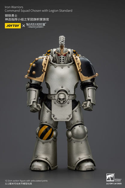 Warhammer The Horus Heresy Figura de acción 1/18 Escuadrón de mando de guerreros de hierro elegido con estándar de la Legión 12 cm