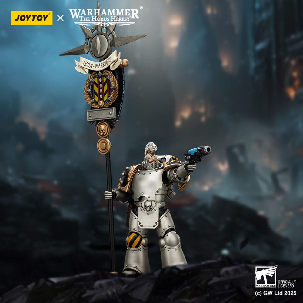 Warhammer The Horus Heresy Figura de acción 1/18 Escuadrón de mando de guerreros de hierro elegido con estándar de la Legión 12 cm
