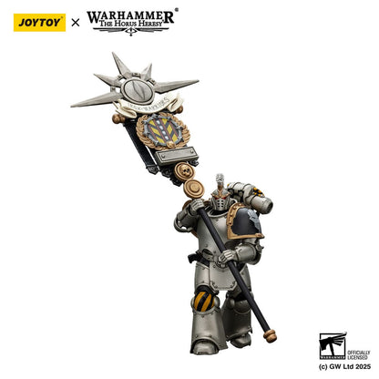 Warhammer The Horus Heresy Figura de acción 1/18 Escuadrón de mando de guerreros de hierro elegido con estándar de la Legión 12 cm