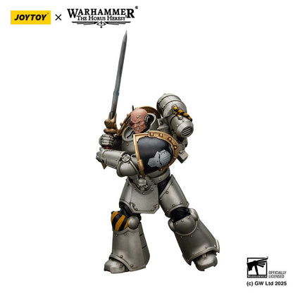 Warhammer The Horus Heresy Figura de acción 1/18 Escuadrón de mando de guerreros de hierro elegido con estándar de la Legión 12 cm