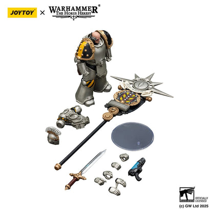 Warhammer The Horus Heresy Figura de acción 1/18 Escuadrón de mando de guerreros de hierro elegido con estándar de la Legión 12 cm