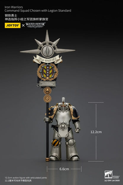 Warhammer The Horus Heresy Figura de acción 1/18 Escuadrón de mando de guerreros de hierro elegido con estándar de la Legión 12 cm