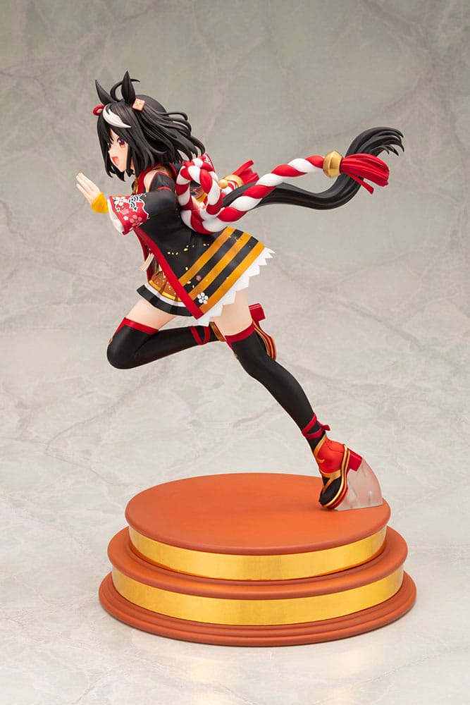 Uma Musume Pretty Derby Pvc Statue 1/7 superar al invasor de calor Kitasan Black 30 cm