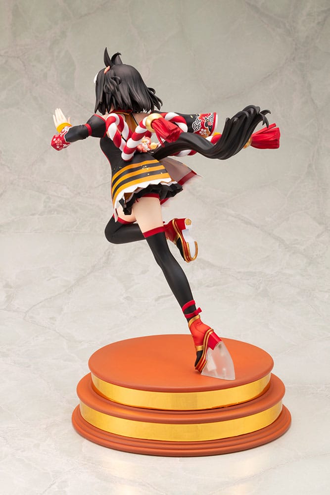 Uma Musume Pretty Derby Pvc Statue 1/7 superar al invasor de calor Kitasan Black 30 cm