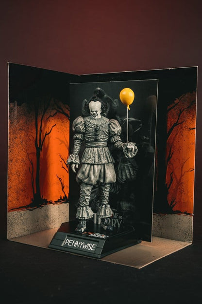 Het Welcome to Derry Movie Maniacs Figuur Pennywise (zwart-wit) 16 cm