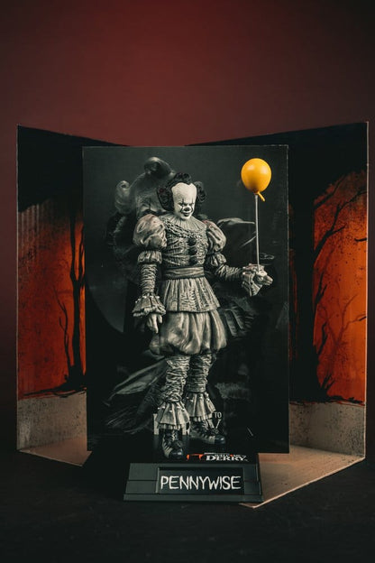 Het Welcome to Derry Movie Maniacs Figuur Pennywise (zwart-wit) 16 cm
