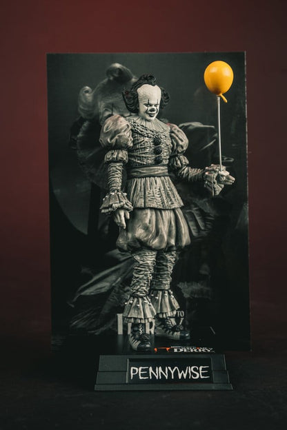 Het Welcome to Derry Movie Maniacs Figuur Pennywise (zwart-wit) 16 cm