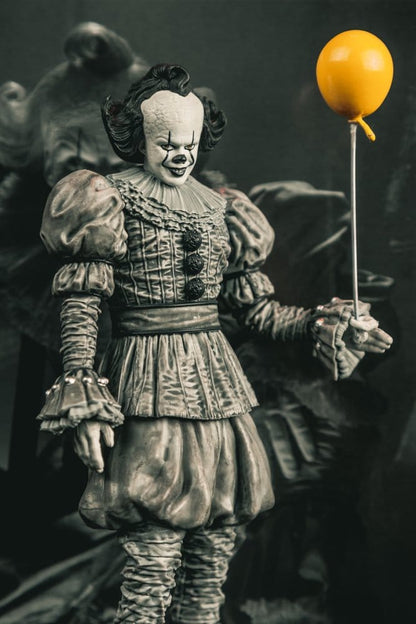 Het Welcome to Derry Movie Maniacs Figuur Pennywise (zwart-wit) 16 cm