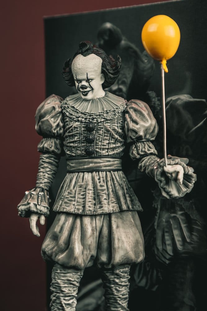 Het Welcome to Derry Movie Maniacs Figuur Pennywise (zwart-wit) 16 cm