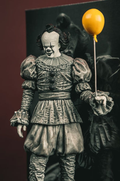 Het Welcome to Derry Movie Maniacs Figuur Pennywise (zwart-wit) 16 cm