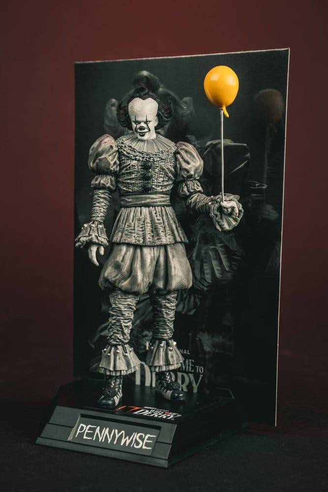 Het Welcome to Derry Movie Maniacs Figuur Pennywise (zwart-wit) 16 cm