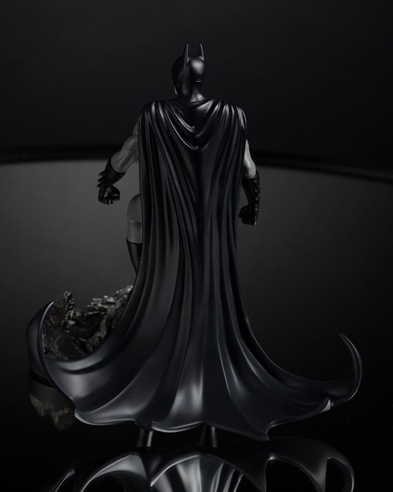 DC Direct Statue 1/10 Batman af Bjorn Barends (Sort Hvid) 18 cm