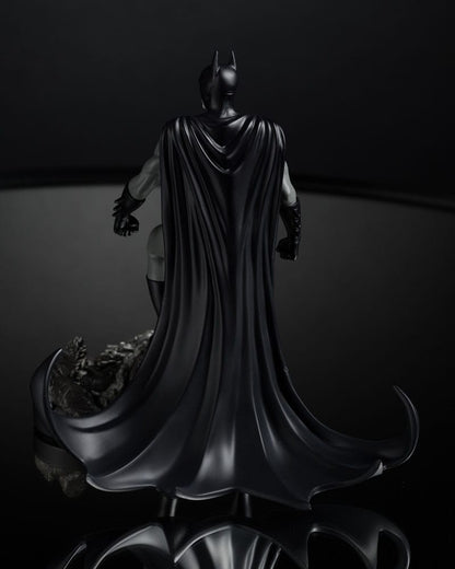 DC Direct Statue 1/10 Batman af Bjorn Barends (Sort Hvid) 18 cm