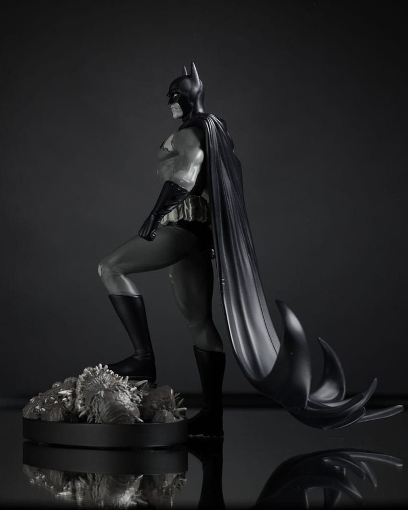 DC Direct Kip 1/10 Batman by Bjorn Barends (crno bijela) 18 cm