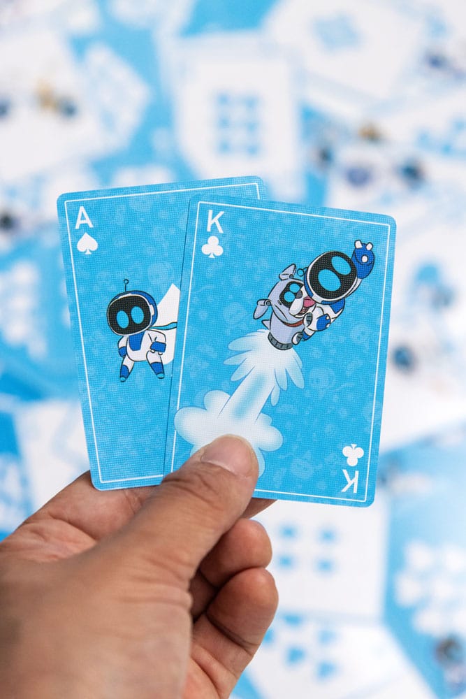 Astro Bot som spiller kort metall