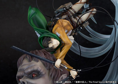 Attack on Titan PVC Statue 1/7 Levi vs Beast Titan Ver. 28 cm