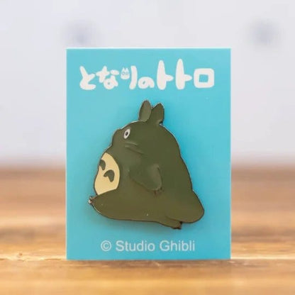 Značka s iglom mog susjeda Totoroa. Veliki Totoro hoda