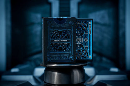 Star Wars jugando a las cartas de la versión azul