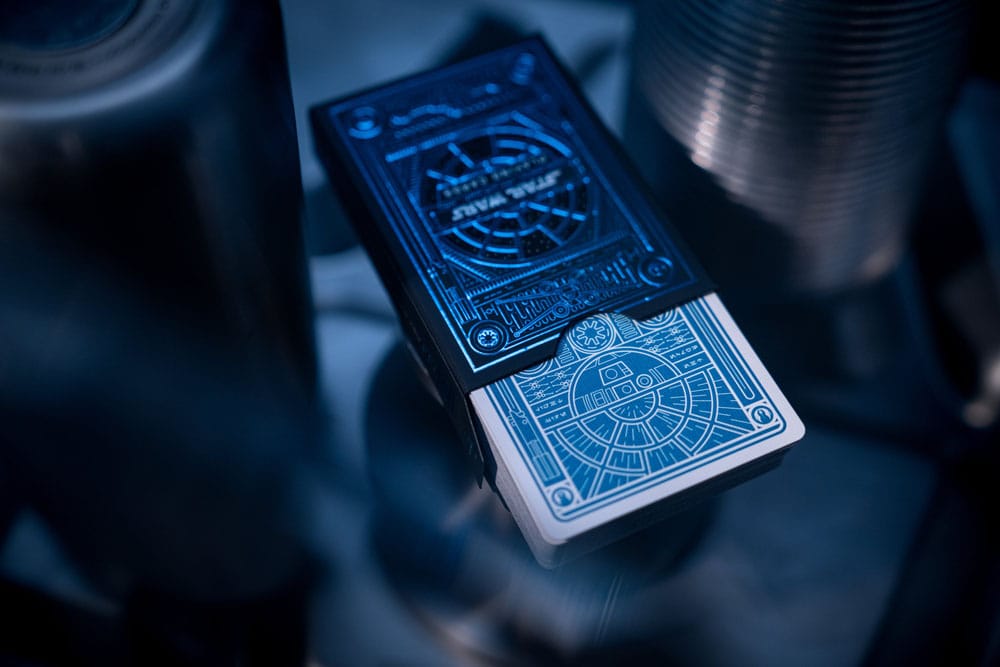 Star Wars jugando a las cartas de la versión azul